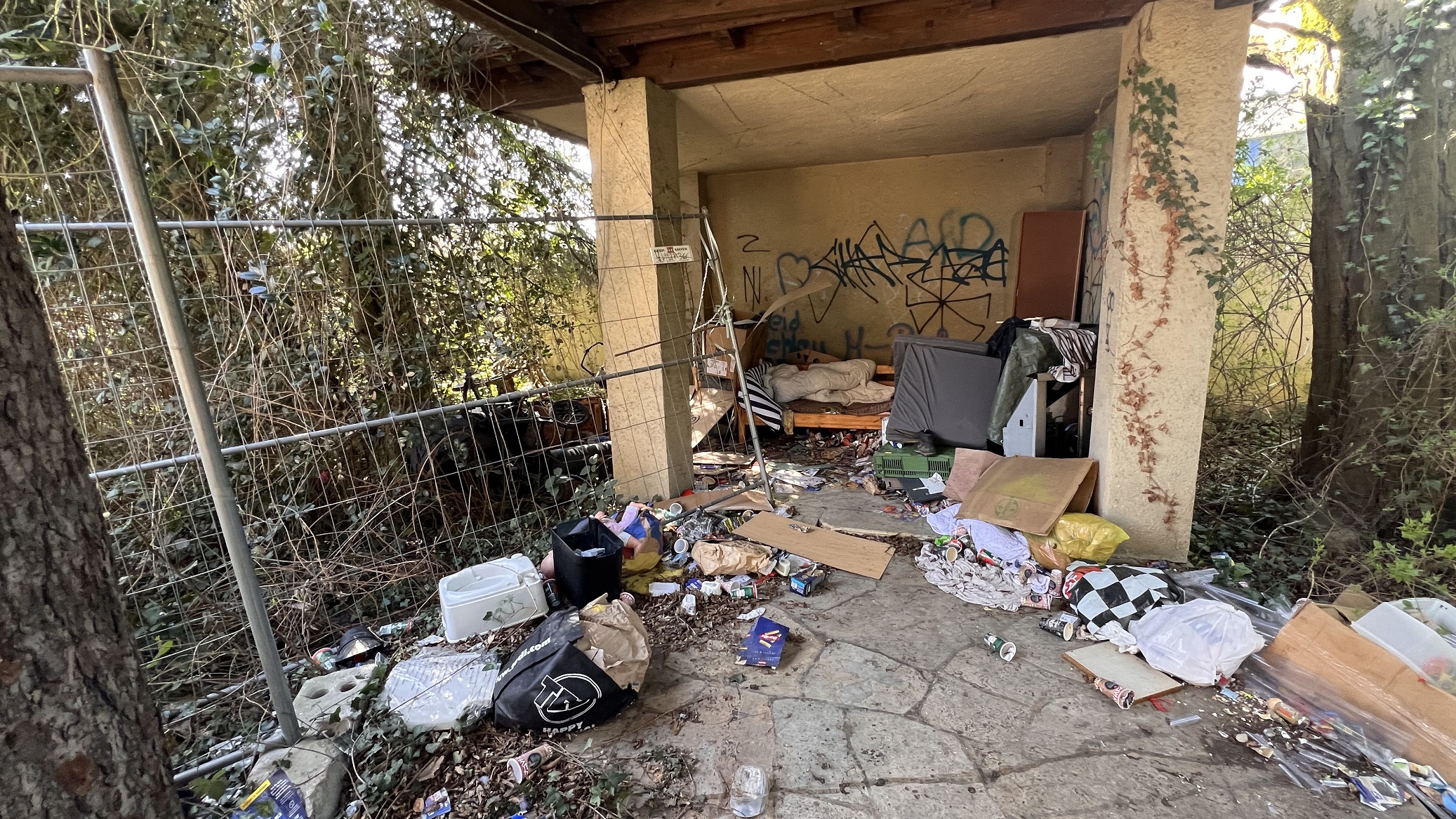 Messie-Wohnung vor der Entrümpelung – vermüllter Vorplatz in Schwäbisch Gmünd