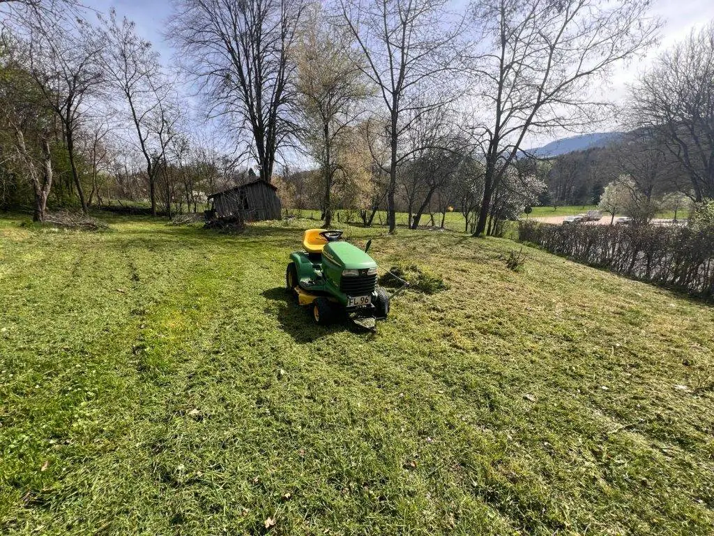 Gemähte Wiese nach einem Gartenpflege-Einsatz in Schwäbisch Gmünd Frisch gemähte Wiese mit Aufsitzmäher nach einem Gartenpflege-Einsatz